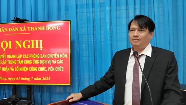 UBND XÃ THANH BỒNG CÔNG BỐ VÀ TRAO QUYẾT ĐỊNH VỀ CÔNG TÁC CÁN BỘ
